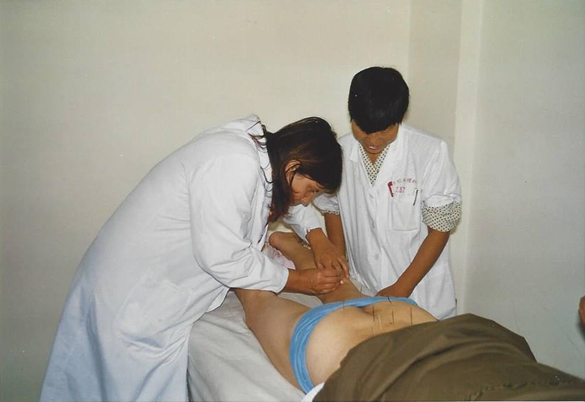 Dr. Empting bei der Akupunktur-Weiterbildung 1998 am Rot-Kreuz-Krankenhaus in Hangzhou/China